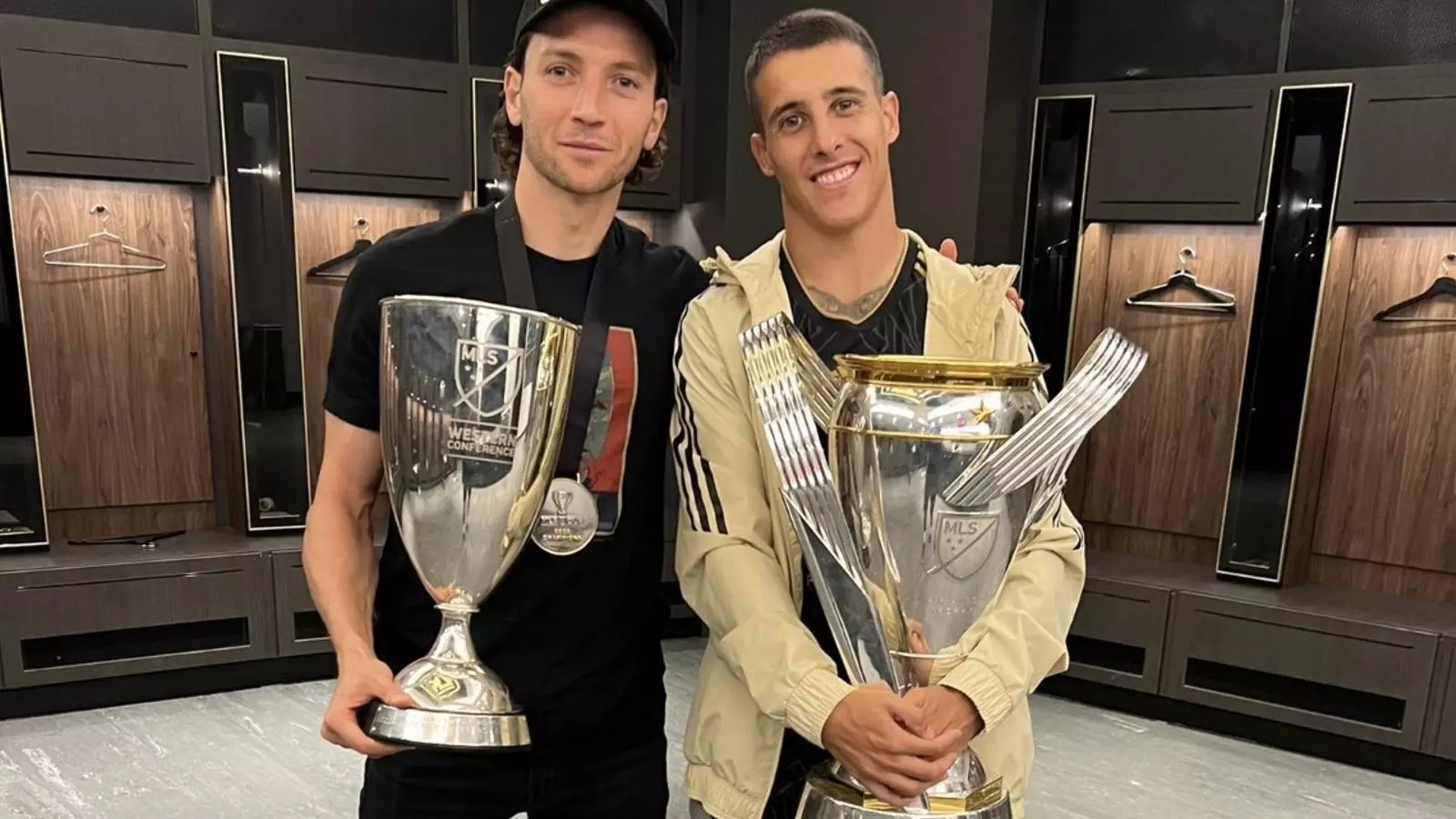 Ilie Sánchez i Cristian Tello posant amb el títol de la MLS.
