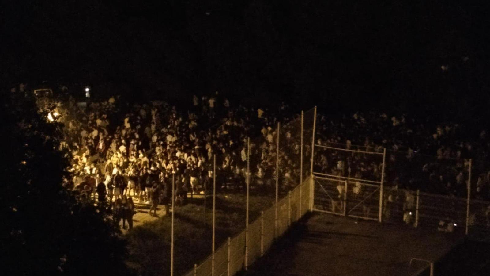 Hundreds of young people gather in a macrobotlot at the Universitat Autònoma de Barcelona campus