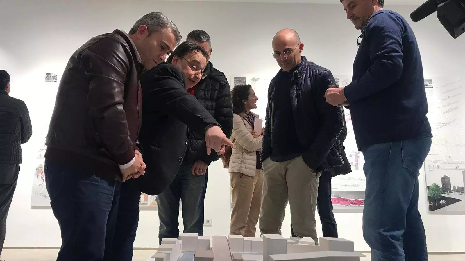 Membres de l'equip de govern d'Inca debatent sobre una de les maquetes de l'exposició.