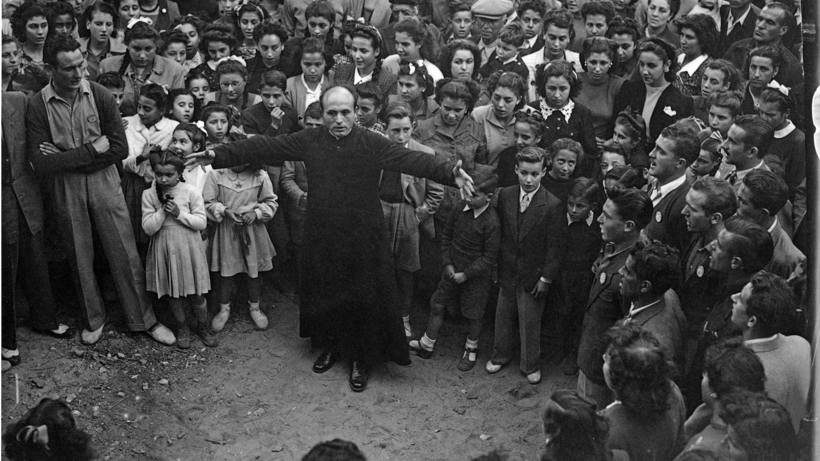 Mossèn Joan Vinyes dirigint el cor Oreig de Mar, de l'Escala, a Sant Martí d'Empúries, l'any 1949.