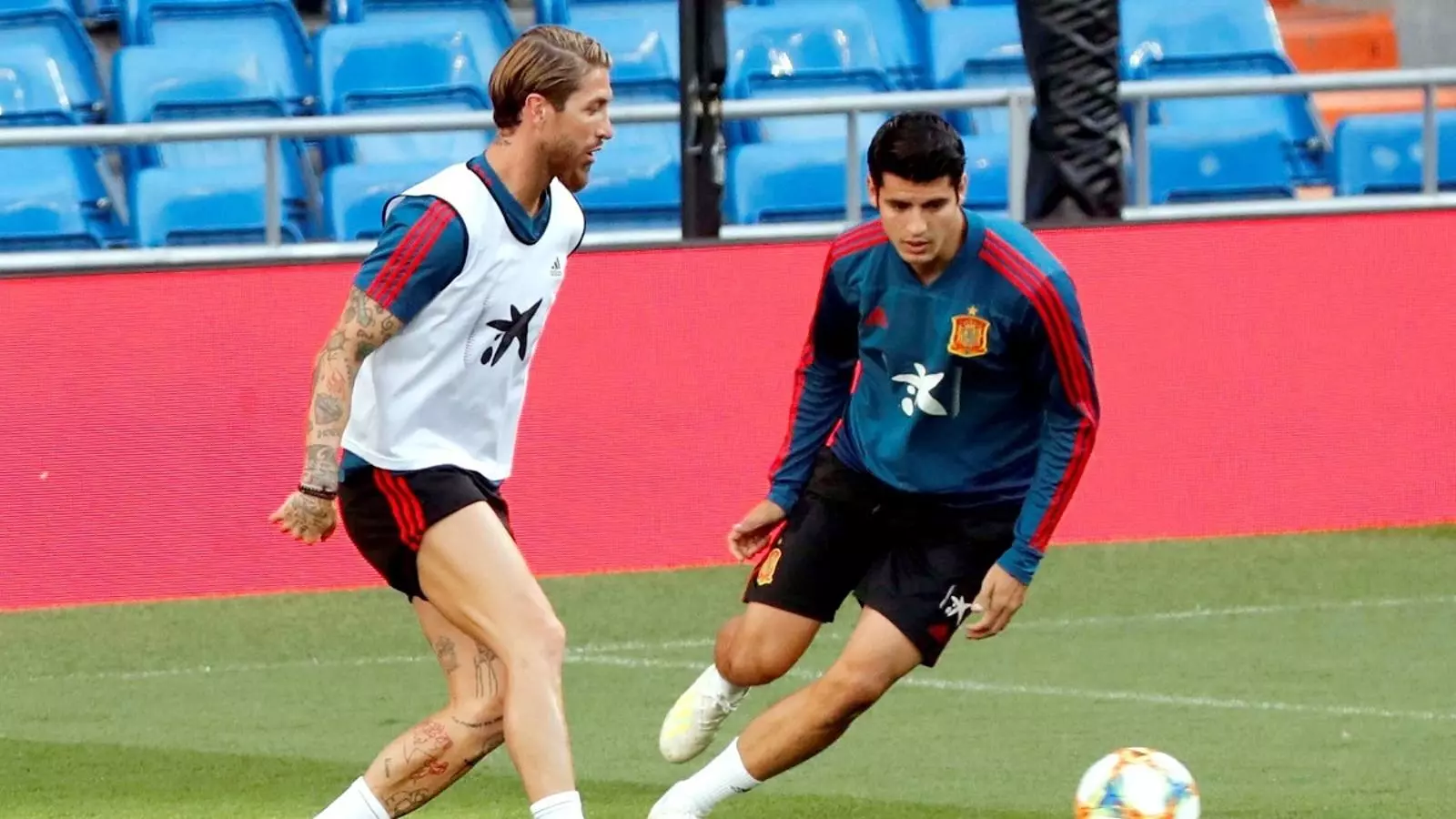 Morata, durant un entrenament amb Espanya. Ell és l'últim jugador al que els lladres han entrat a robar a casa seva mentre jugava