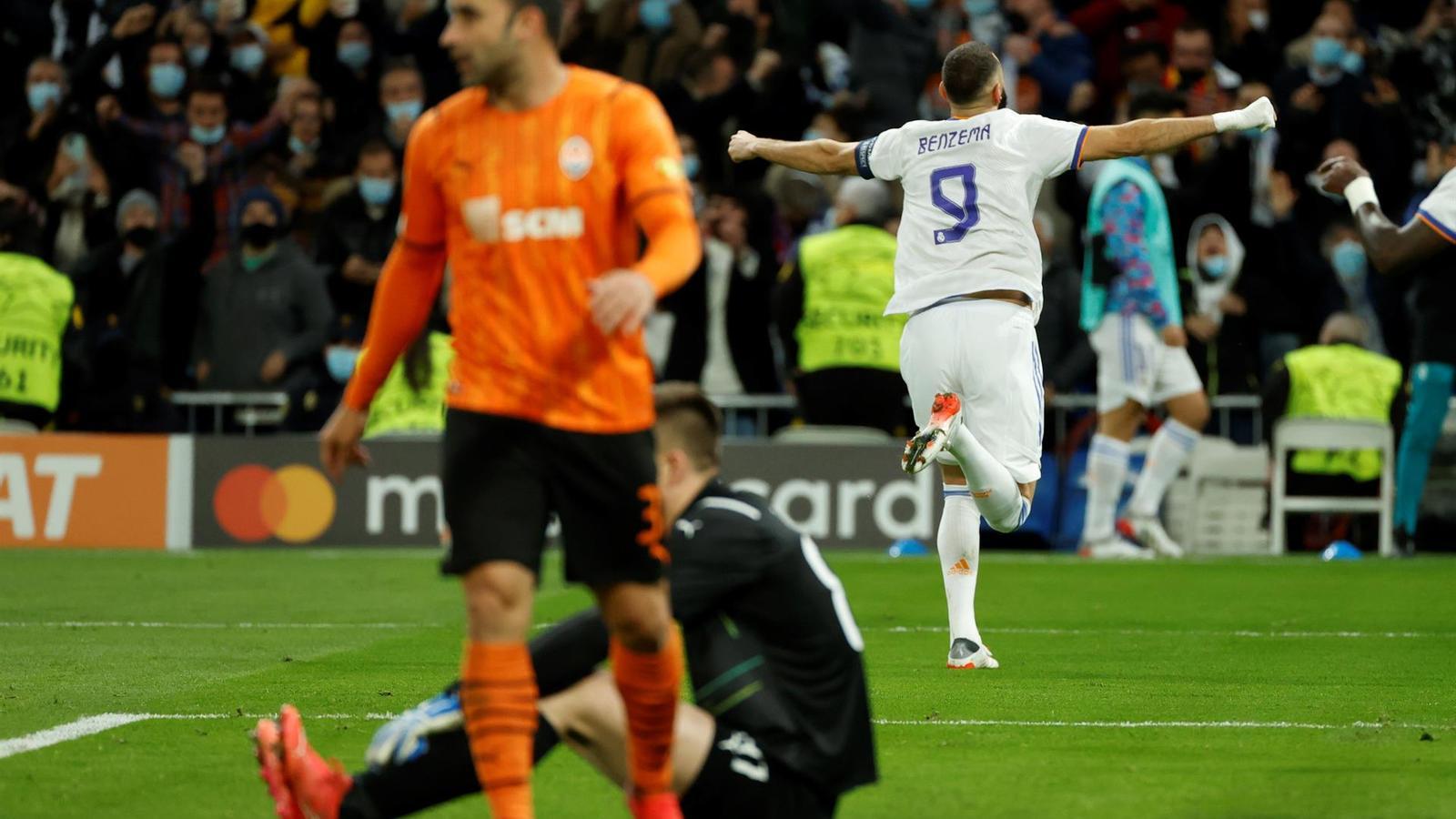 Benzema, celebrant un dels gols contra el Xakhtar