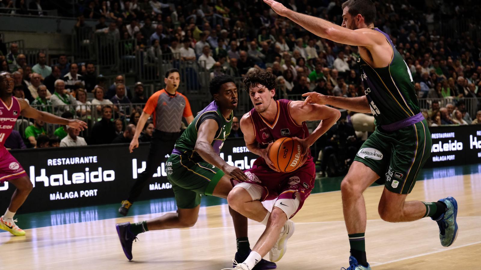 Oriol Paulí, from Hiopos Força Lleida, overcomes the defense of Unicaja player David Kravish in the match played in Malaga.