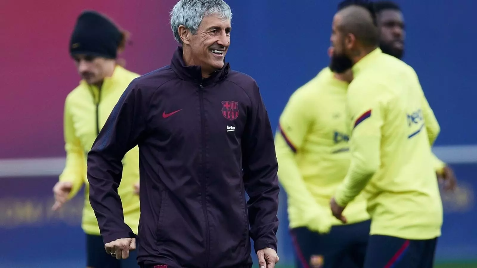 Quique Setién, somrient durant una sessió d'entrenament del Barça