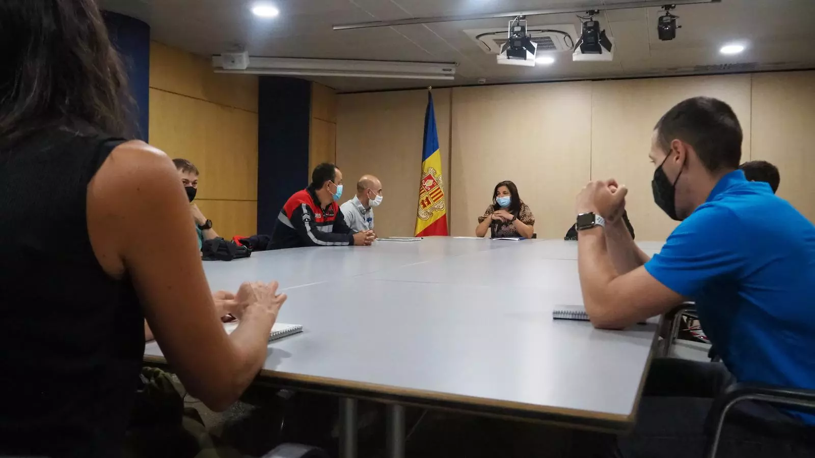 La ministra d'Administracions Públiques i Participació Ciutadana, Trini Marín, amb representants sindicals de la funció pública, instants abans de l'inici de la reunió.