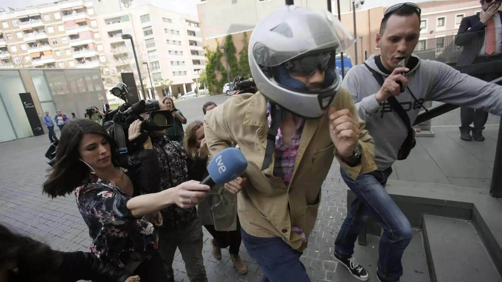 Albert Cavallé, amb un casc i escapant-se dels periodistes a l'entrada dels jutjats de l'Hospitalet de Llobregat