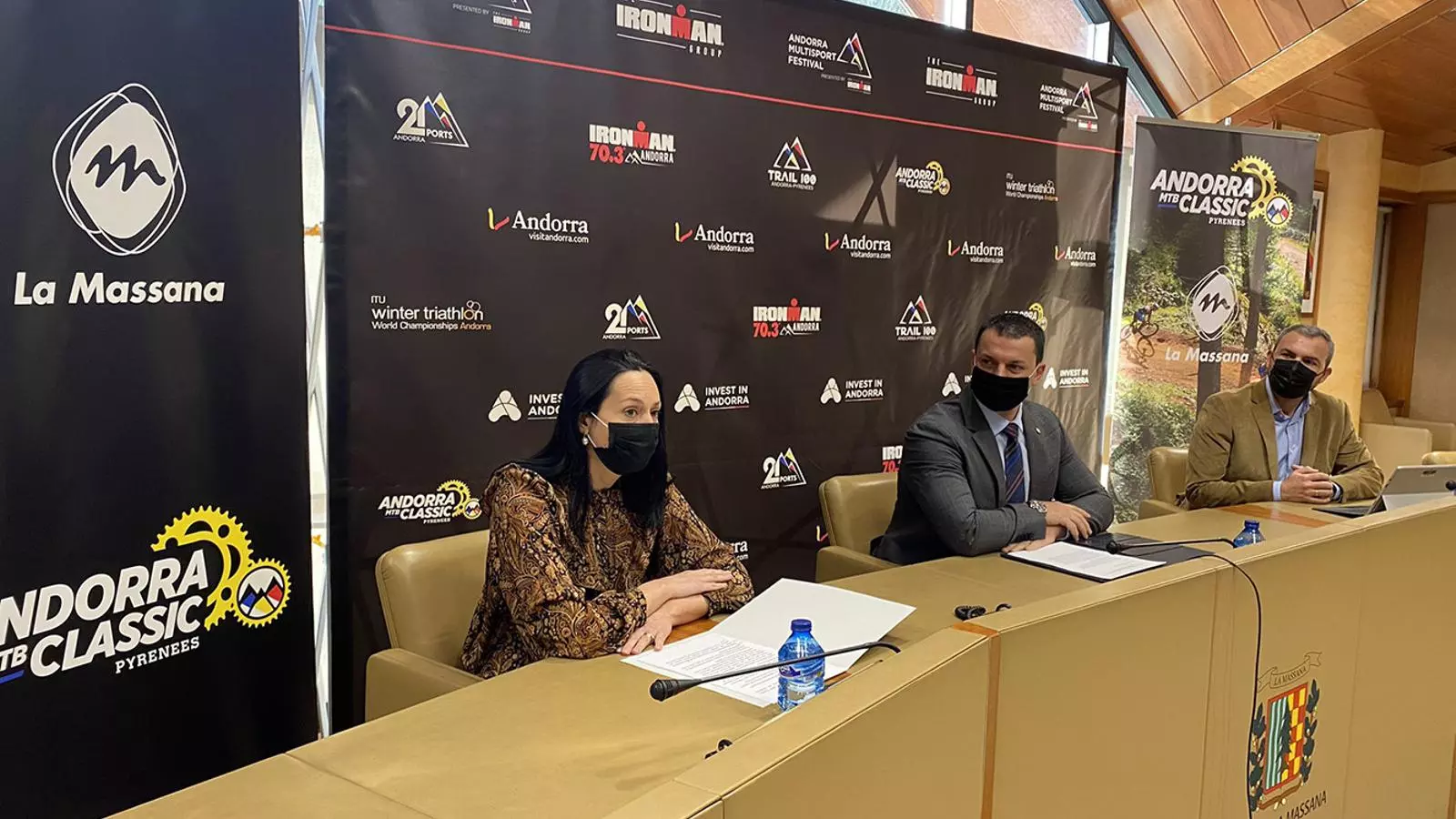 La cònsol major de la Massana, Olga Molné; el ministre de Presidència, Economia i Empresa, Jordi Gallardo, i el director regional d'Ironman al sud d'Europa, Agustí Pérez. / TWITTER ACTUA