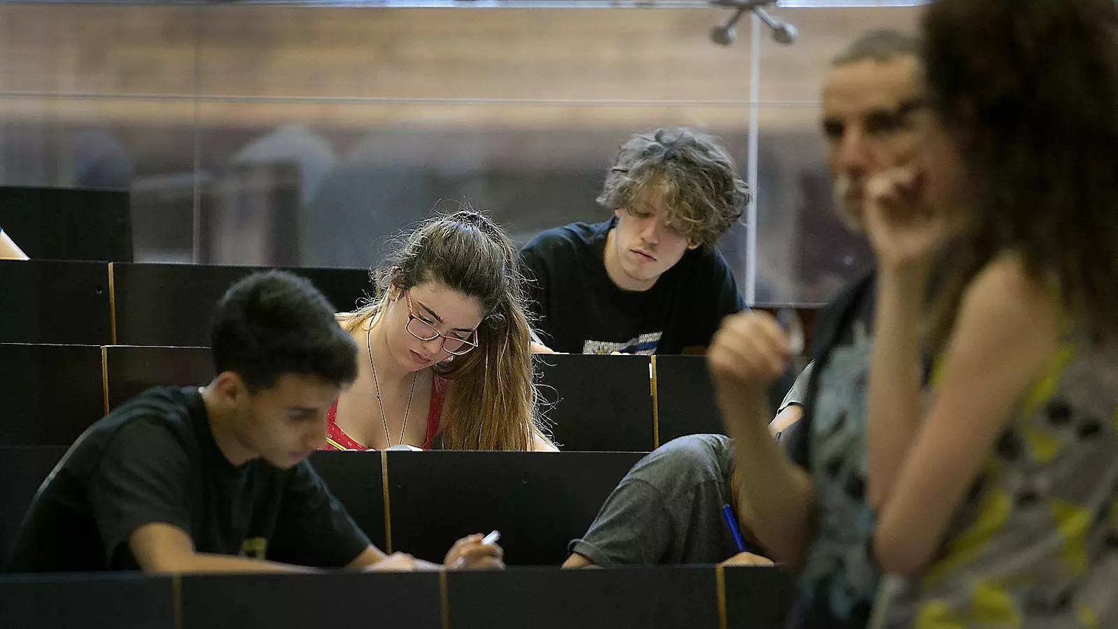 Uns estudiants ahir fent els primers exàmens de la selectivitat a la UPF.