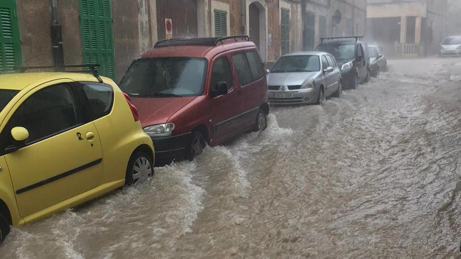 Carrer del poble de Vilafranca inundat per la tempesta.