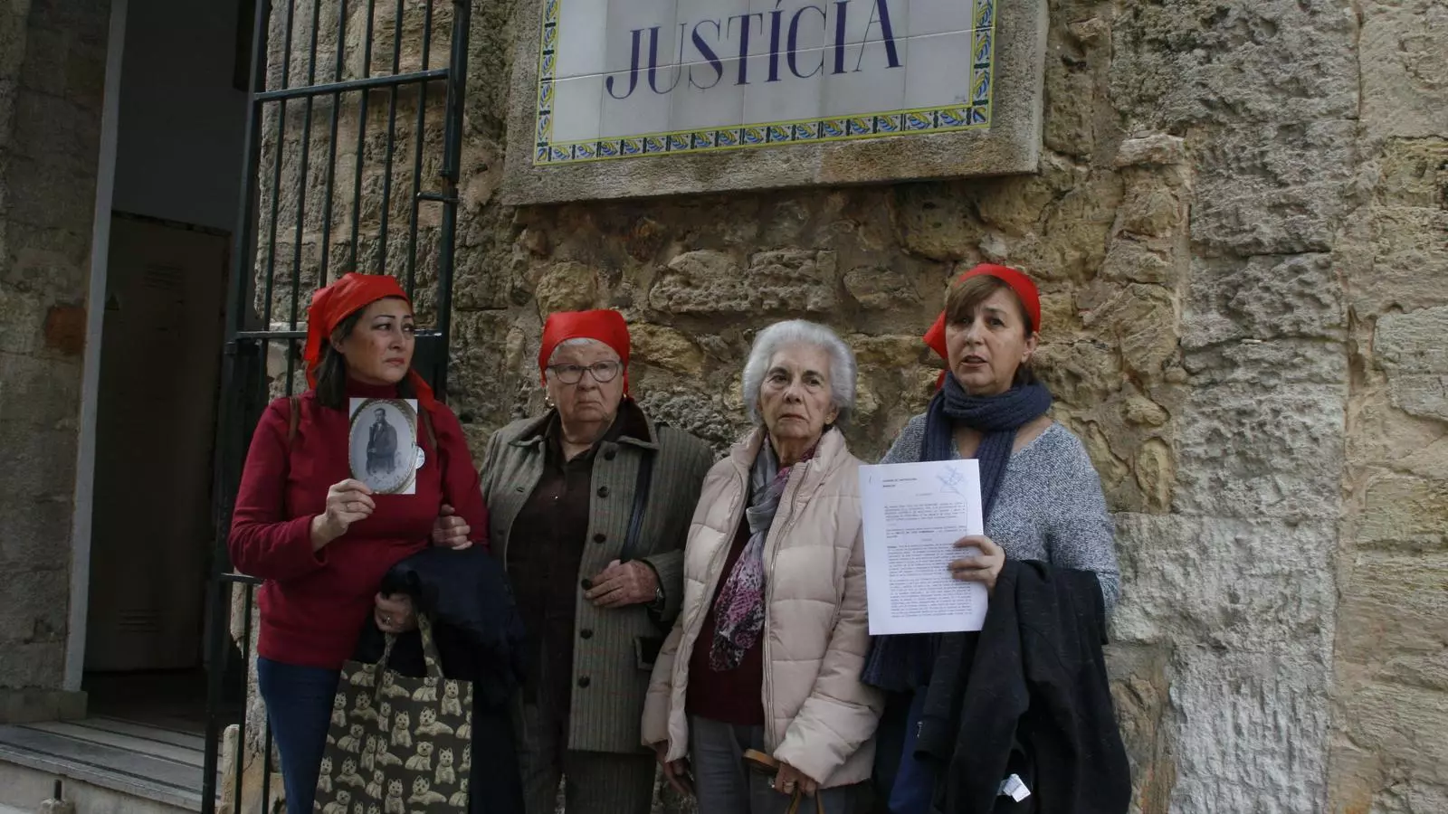 Familiars de desapareguts vora Maria Antònia Oliver (dreta) demanda penal en mà.