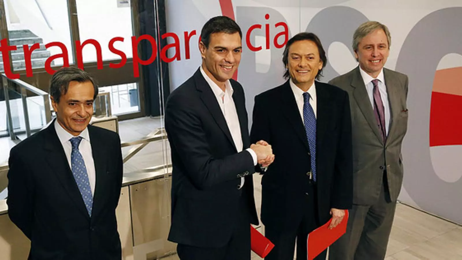 El PSOE va ser el primer partit en firmar un conveni amb Transparència Internacional el novembre passat. L'ONG reclama que es publiquin certes dades, però no comprova que siguin correctes. PSOE