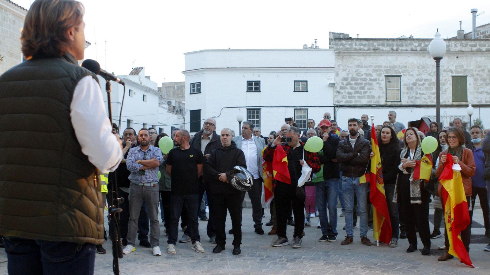 Un mitin de Vox con la presencia de Jorge Campos en la plaza del Bastió de Maó, en 2022.