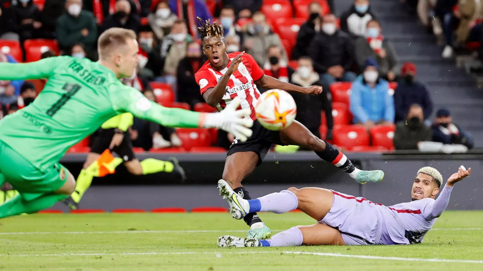 Nico Williams, en acció contra el Barça en el partit de Copa