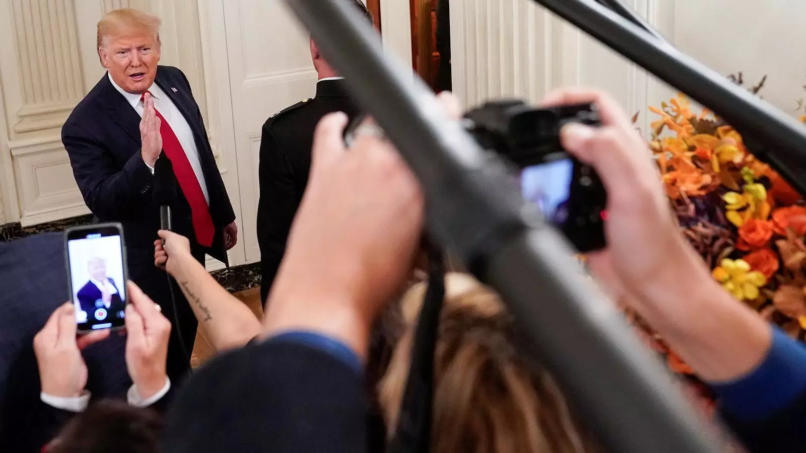 Donald Trump fa declaracions davant un grup de periodistes.