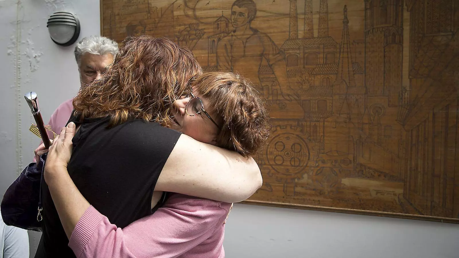 Núria Maynou rebent una abraçada després del ple.