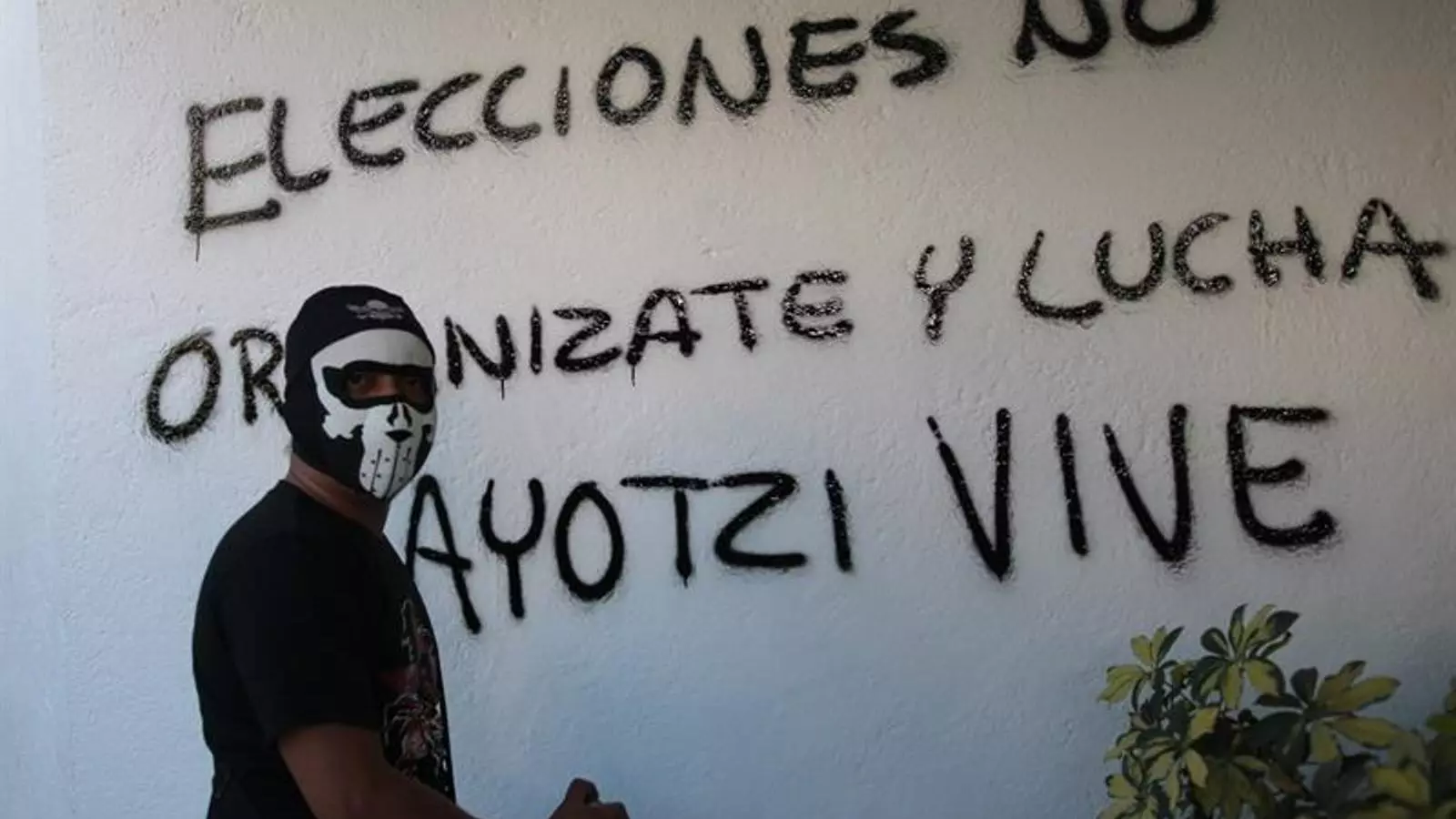 Un mestre fa una pintada en contra de les eleccions generals a Mèxic. JOSÉ LUIS DE LA CRUZ / EFE