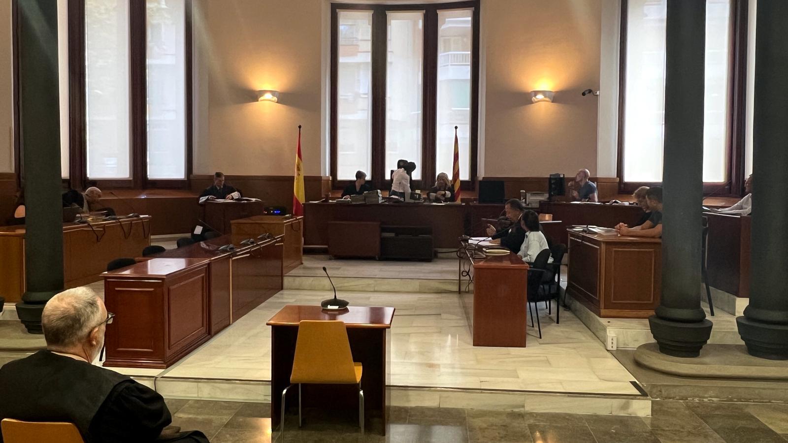 La Audiencia de Barcelona juzga a tres responsables de una agencia de viajes para estafar a más de 200 clientes.