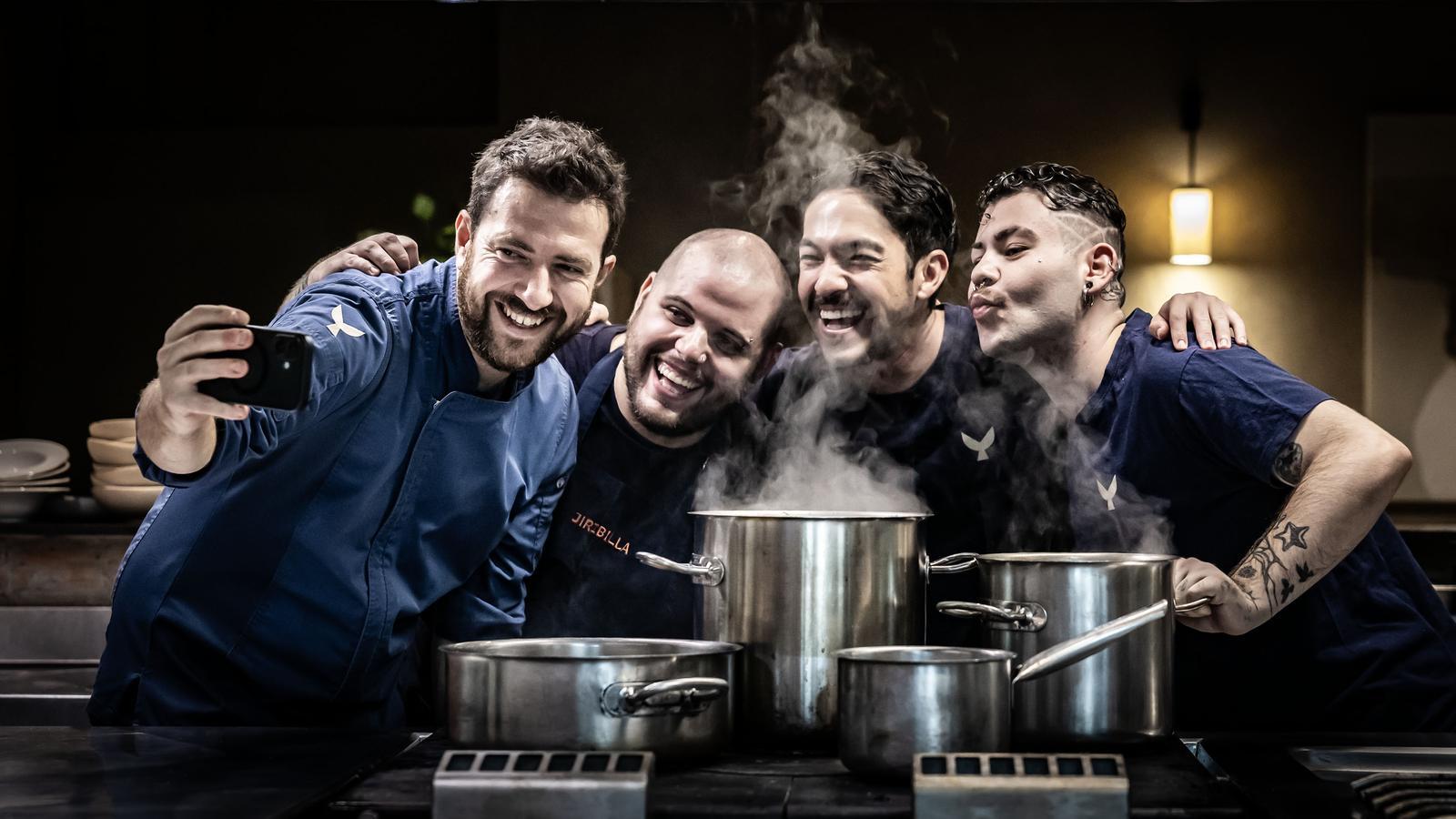 Gerard, Luis, Emilio y Marc haciéndose una fotografía en la cocina del restaurante Jiribilla, en la calle Comte de Borrell 85, de Barcelona