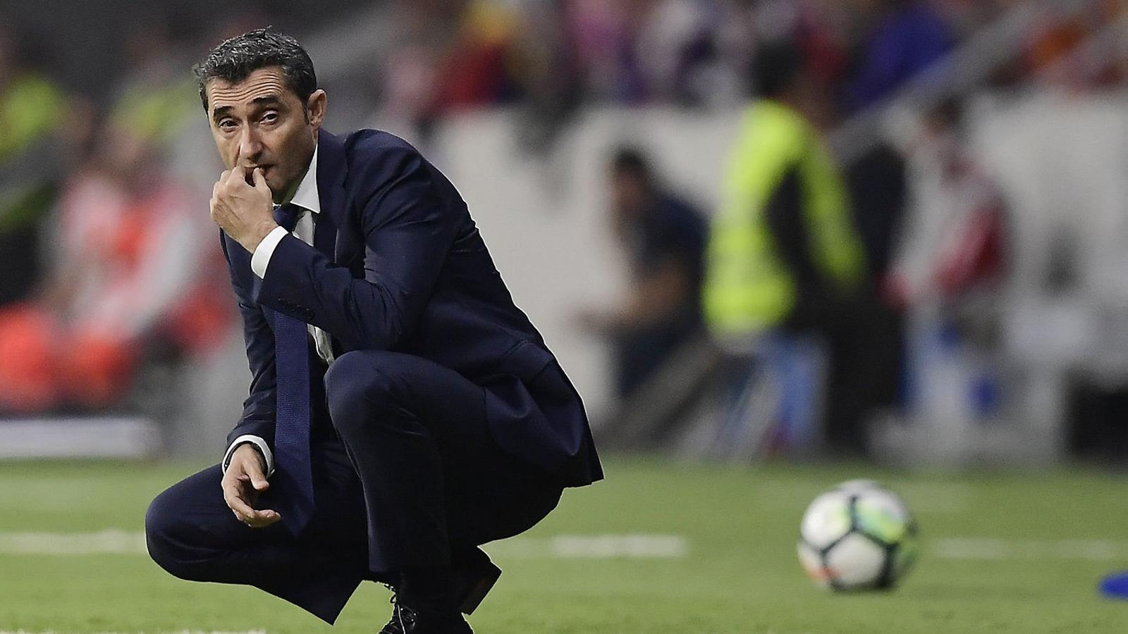 Ernesto Valverde analitzant l’Atlètic-Barça per veure què podia canviar.