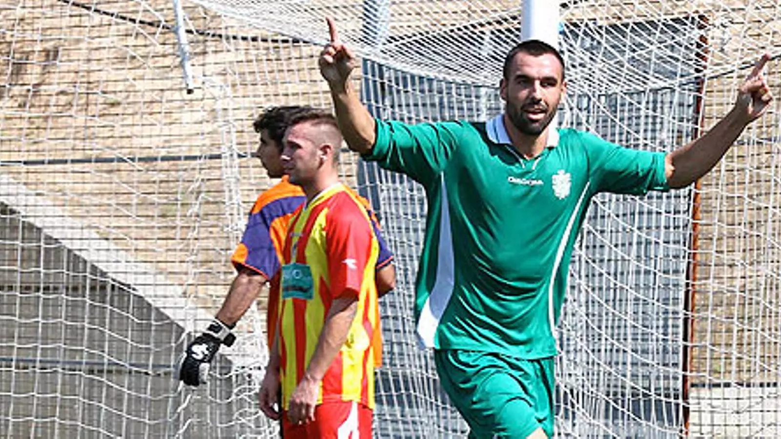 Enric celebra un dels seus dos gols contra el Manlleu