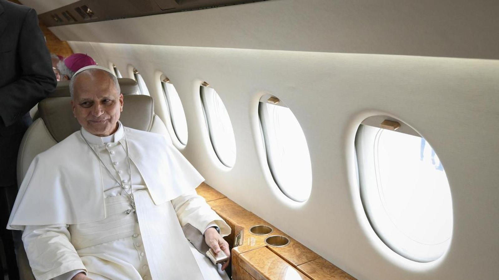 El papa León XIV el 12 de junio, a bordo del avión que le ofreció Felipe VI para regresar al Vaticano desde Canarias, después de que el avión del pontífice sufriera una avería.