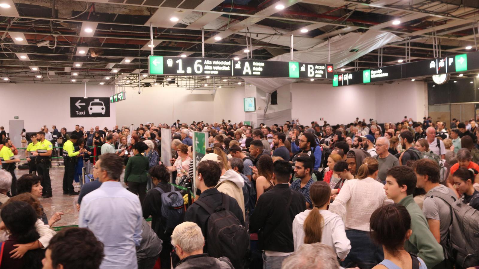 People at the AVE accesses at Sants station, this Tuesday.