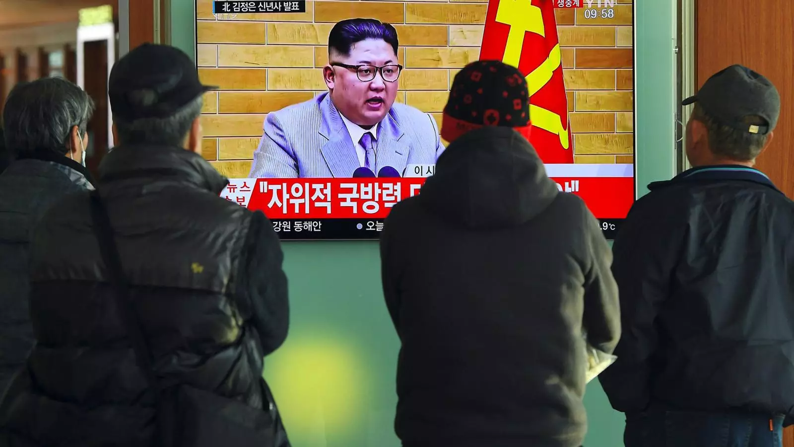 Ciutadans sud-coreans escoltant ahir a Seül el discurs televisat de Kim Jong-un.