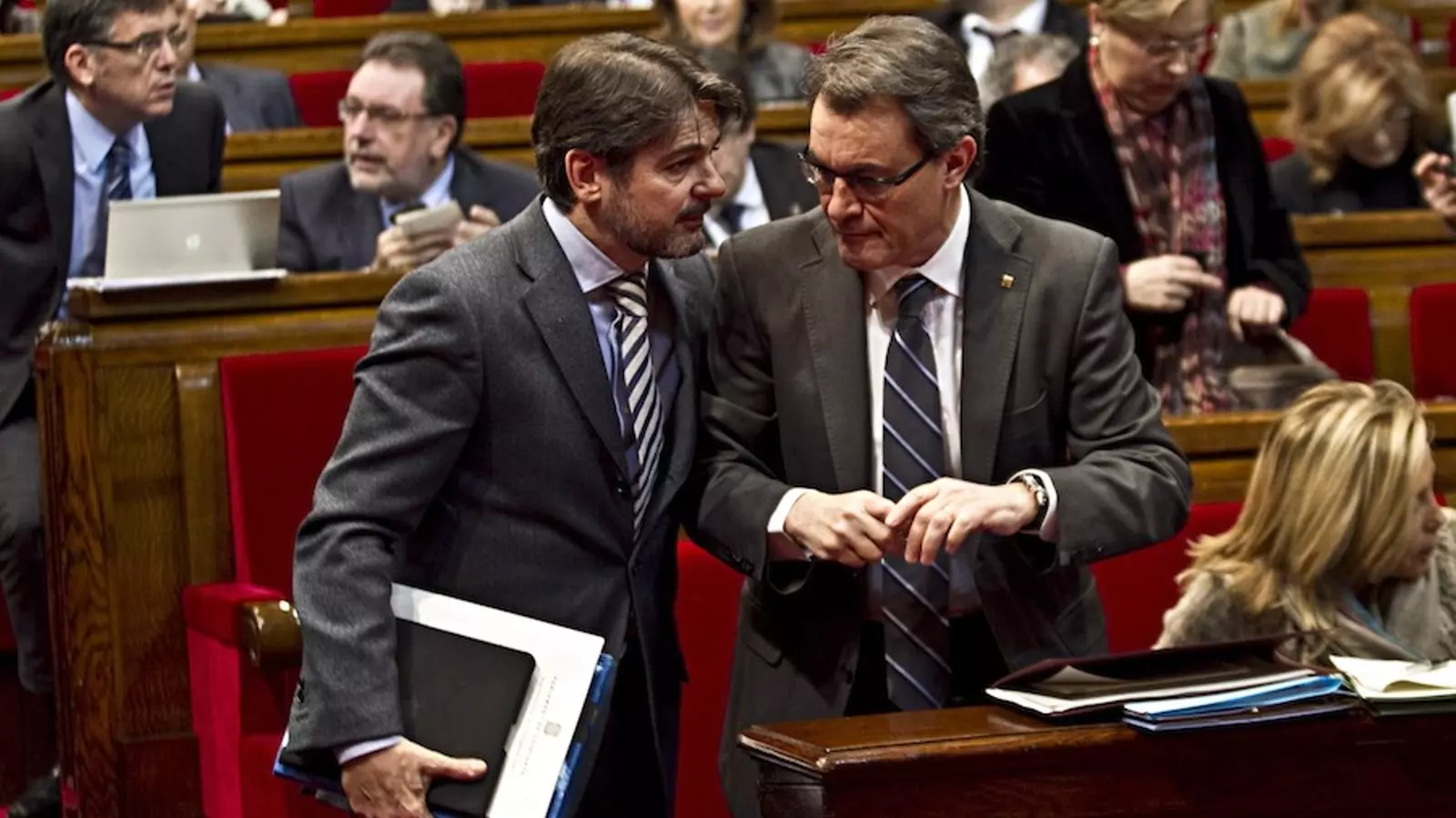 El president de la Generalitat, Artur Mas, amb el secretari general de CDC i president parlamentari de CiU, Oriol Pujol, aquest dimecres a la sessió de control al Govern al Parlament / XAVIER BERTRAL