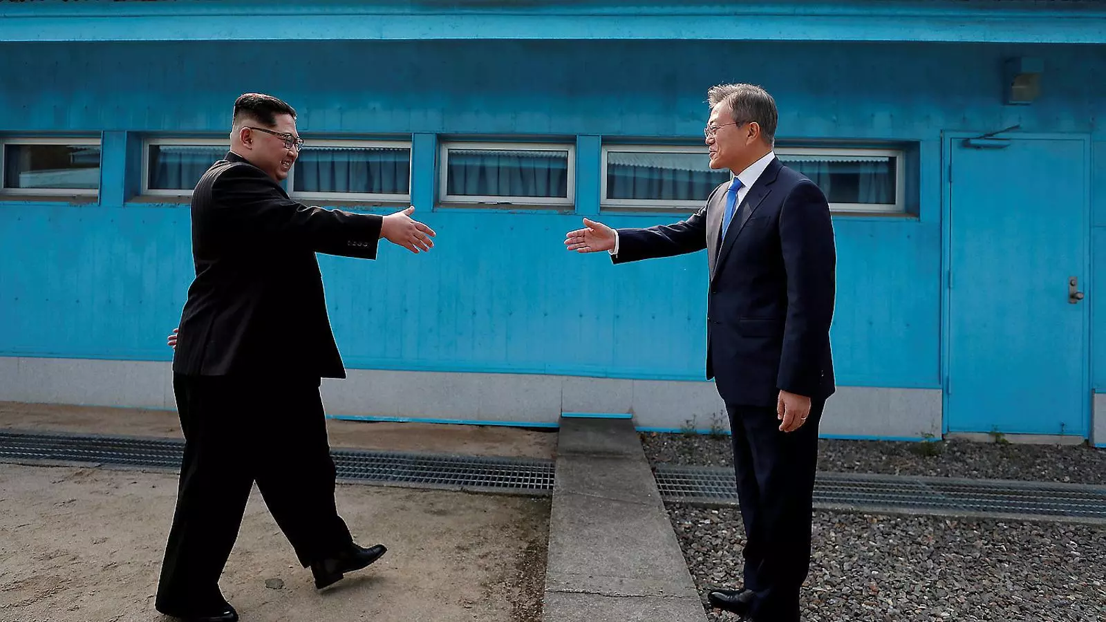 Kim Jong-un i Moon Jae-in ahir a la frontera militar entre les dues Corees.