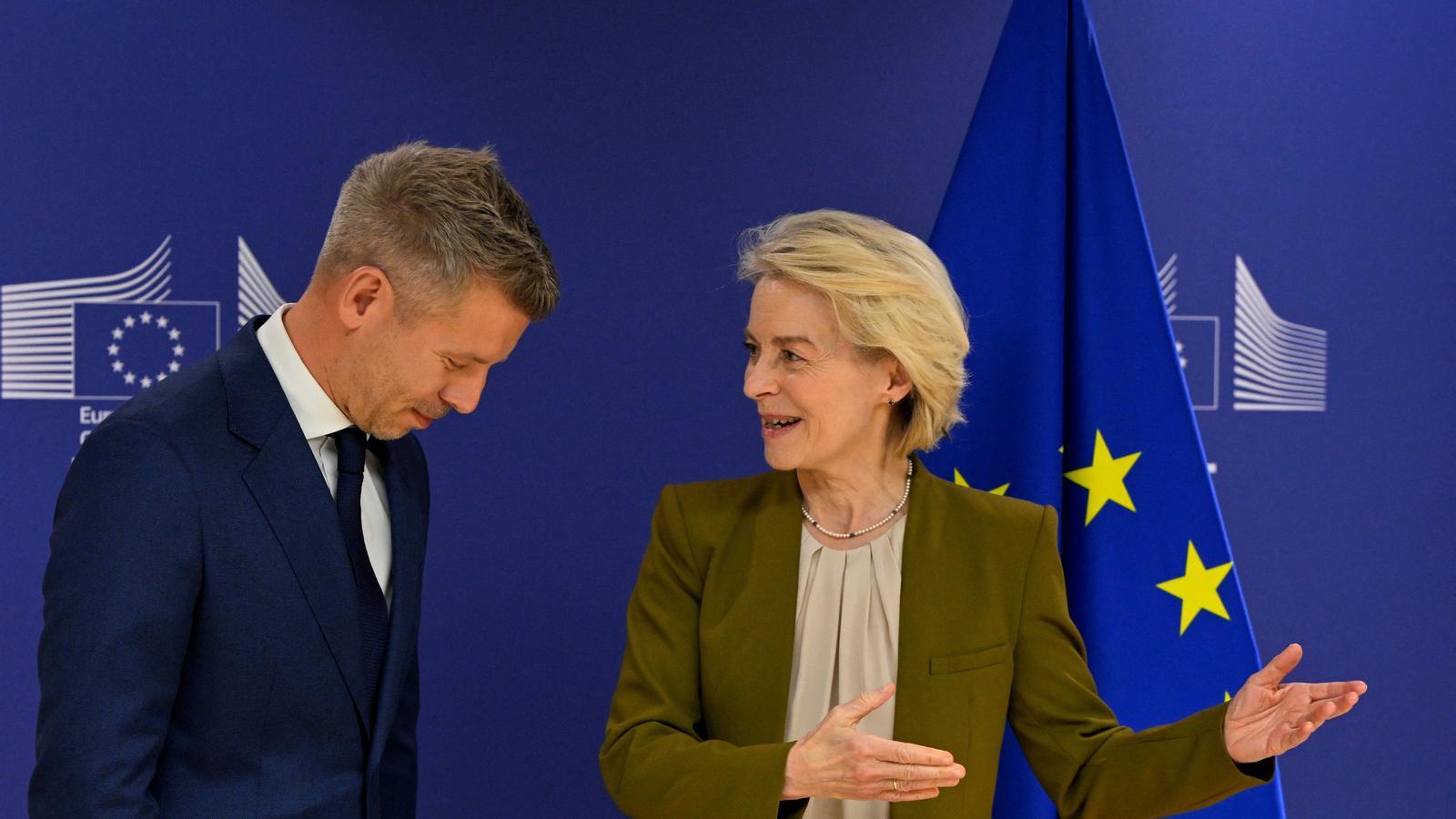 El próximo primer ministro húngaro, Peter Magyar, y la presidenta de la Comisión Europea, Ursula von der Leyen.