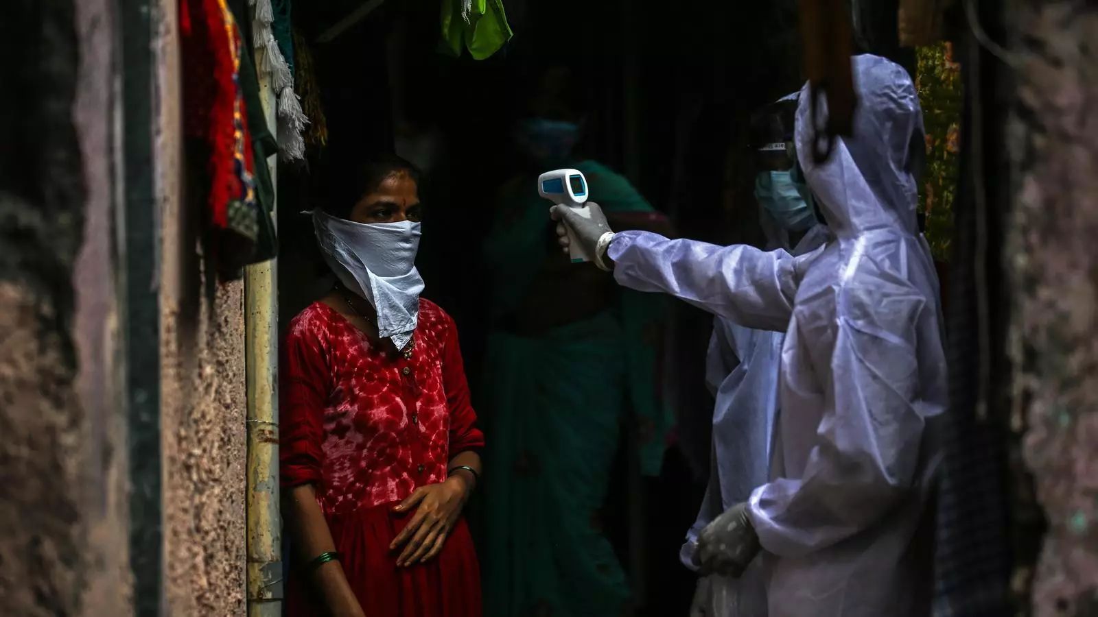Personal sanitari fent controls de temperatura a un barri amb un alt nivell de contagis a Mumbai, a la Índia