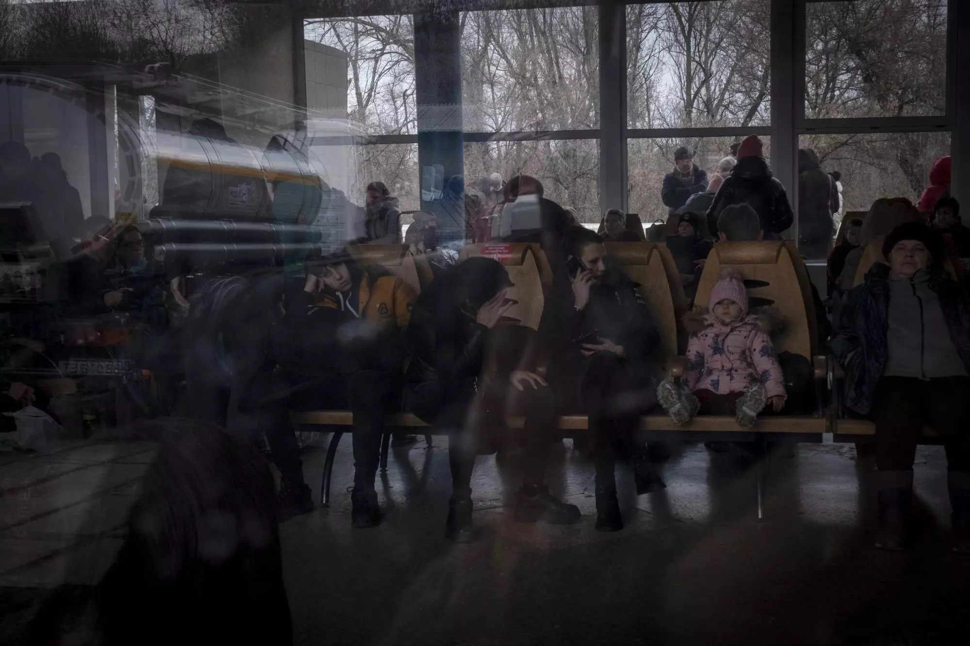 Alguns ciutadans –sobretot dones amb nens petits– s’esperen a l’estació d’autobusos de Severodonetsk, a la zona est del país, per intentar marxar cap a un lloc més segur.