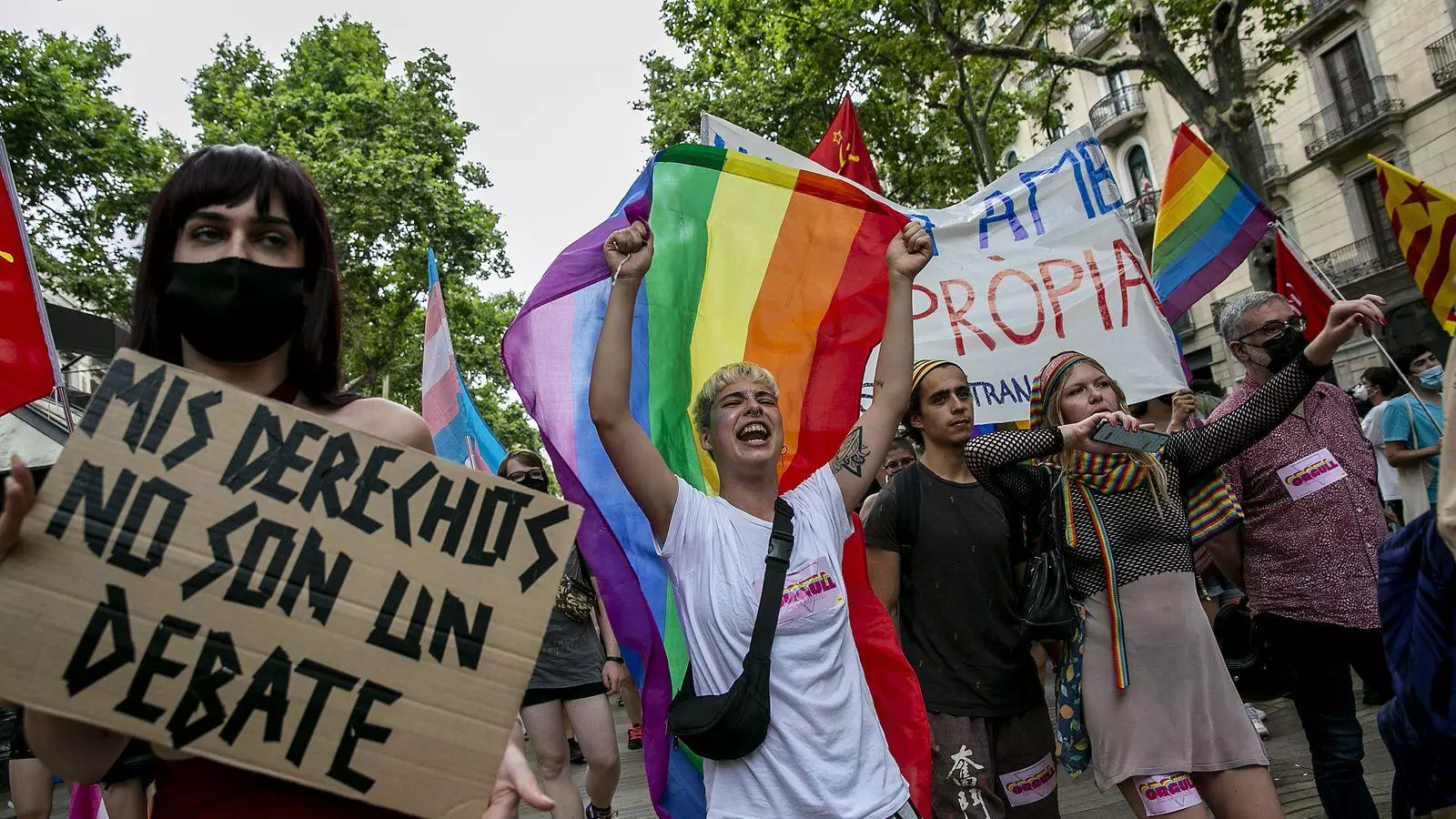 Un grup de manifestants durant la protesta per l'alliberament LGTBI a Barcelona.
