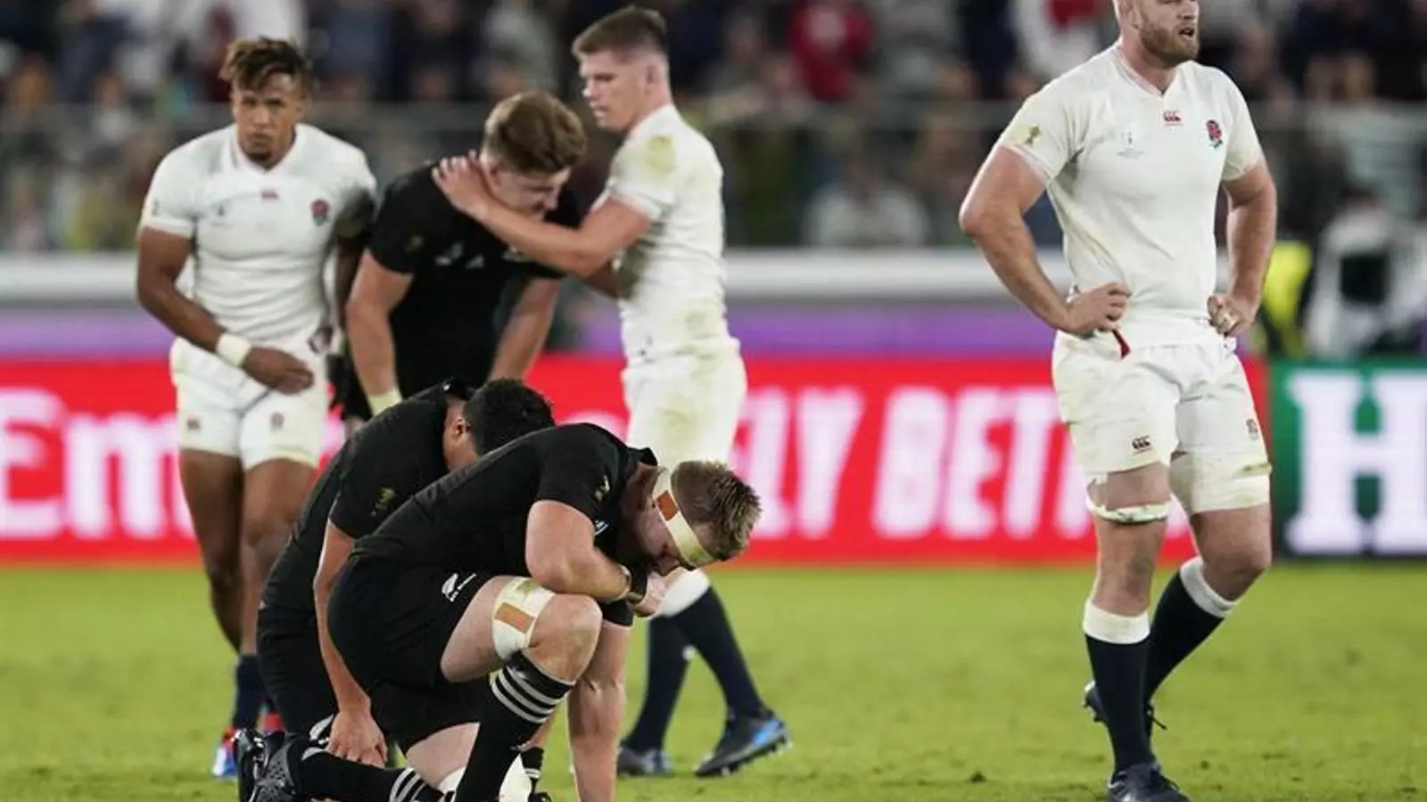 Una defensa brillant anglesa els permet donar la sorpresa contra el All Blacks (19-7)