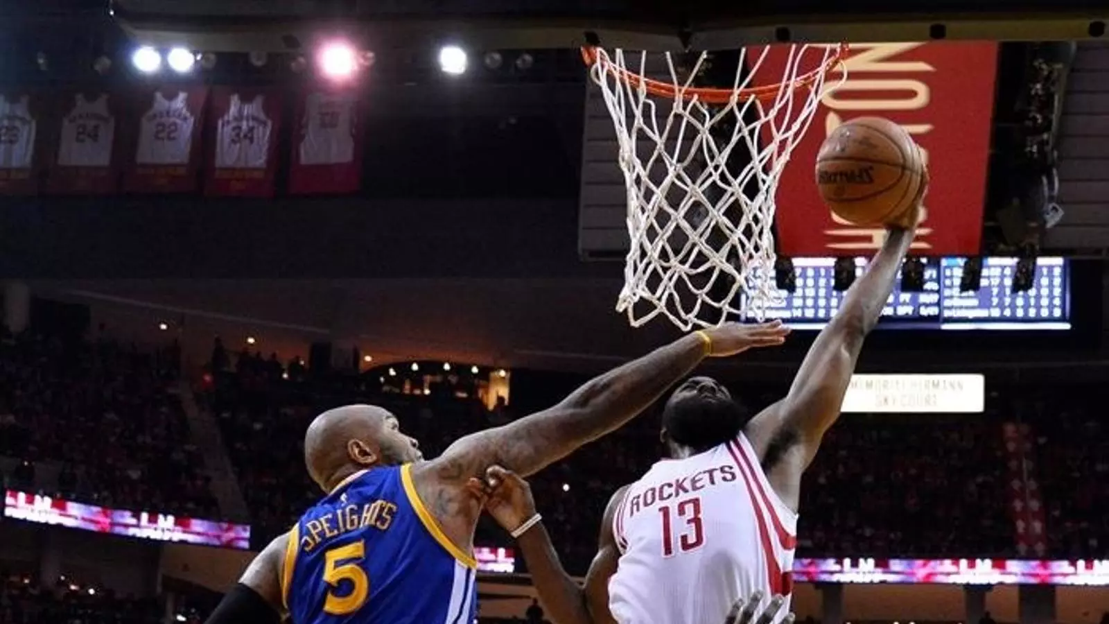James Hardem tira a cistella davant dels defensors dels Warriors