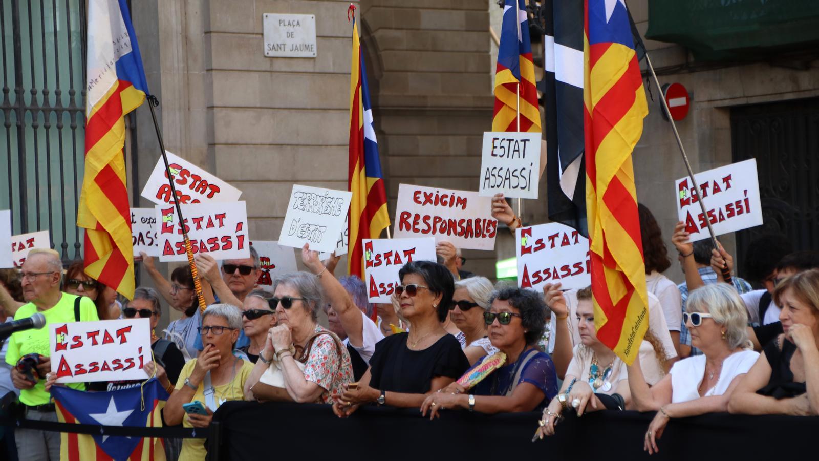 Pro-independence demonstrators at the tribute event for the 17-A attack.