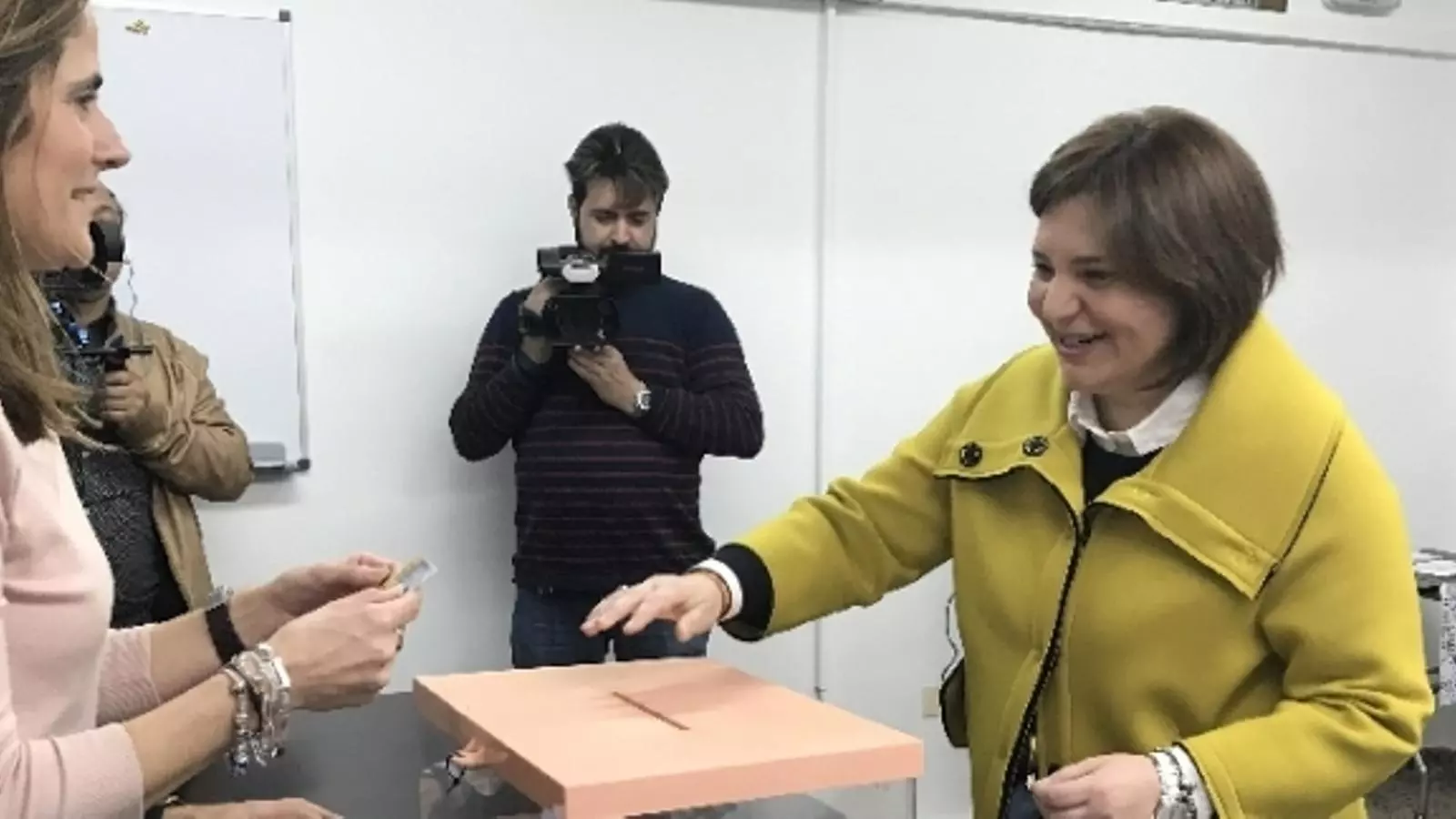 Isabel Bonig en el moment d'emetre el seu vot