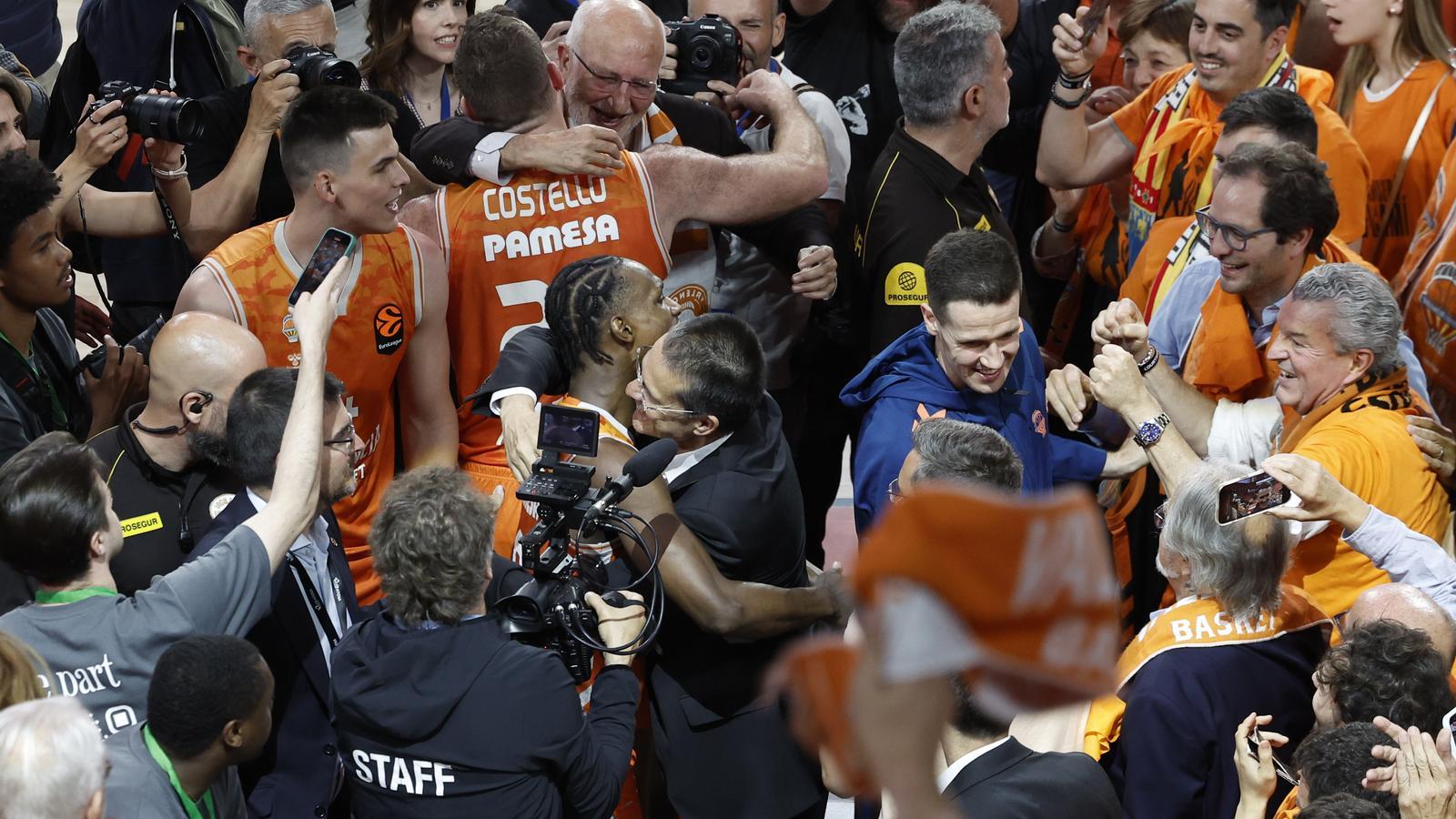 Pedro Martínez y Juan Roig abrazando a los jugadores del Valencia Basket.