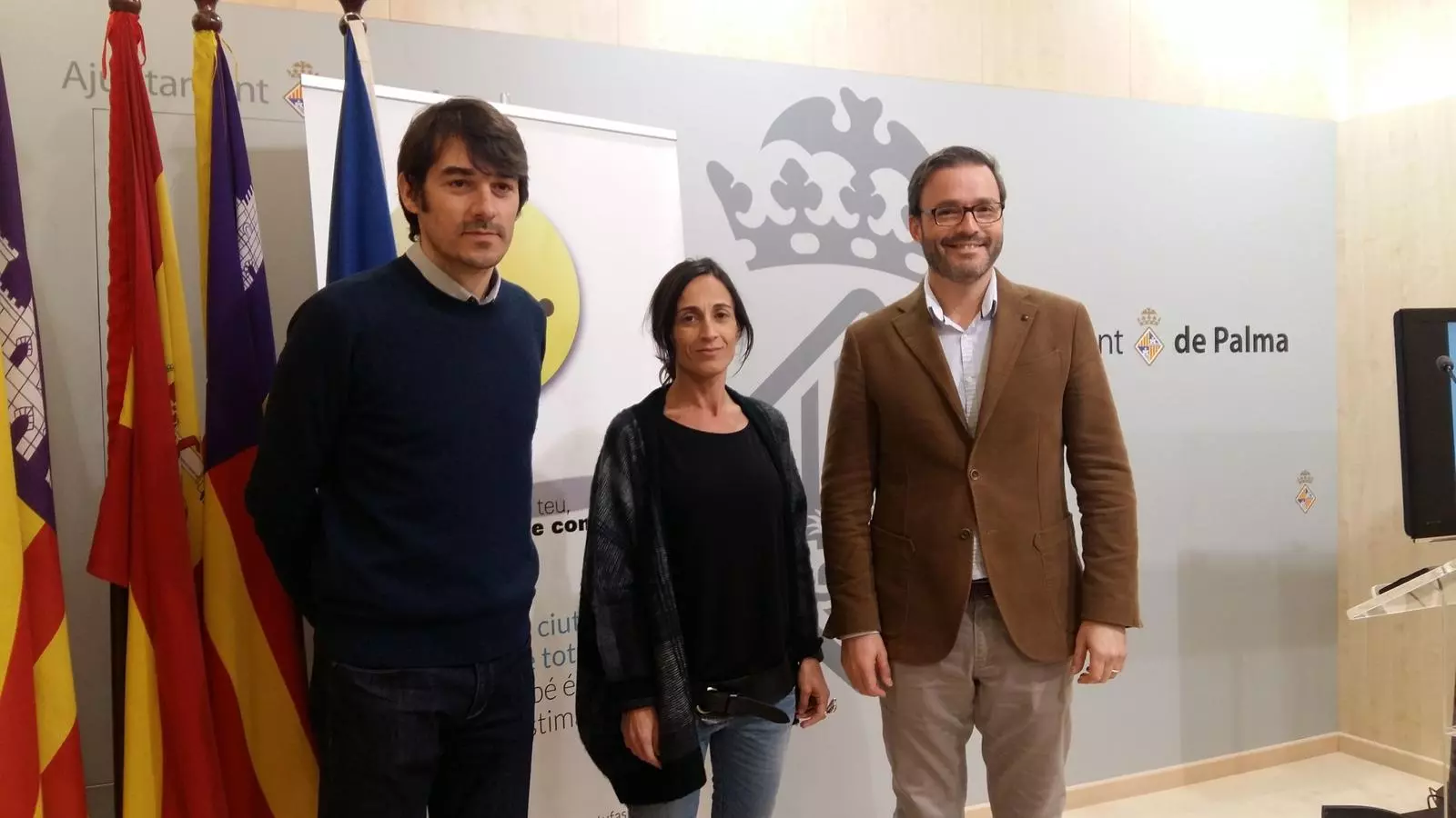 La directora de l'Oficina, Margalida Cladera, i el tinent de batle d'Habitatge, José Hila, durant la roda de premsa en què s'han oferit les dades