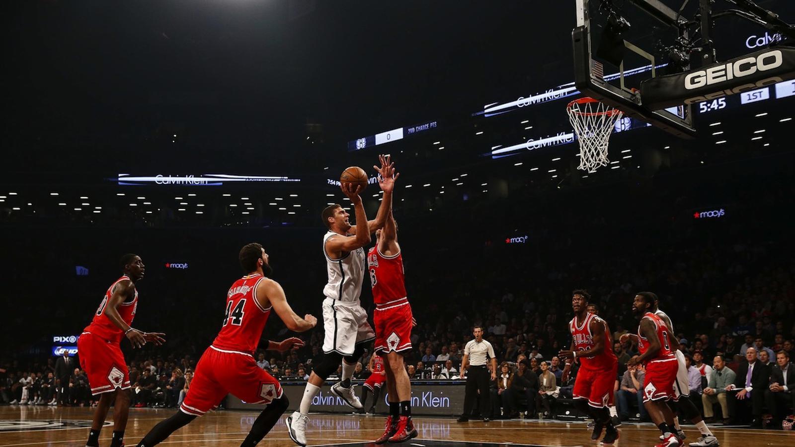 Gasol intenta aturar l'entrada a cistella de Brook López / JEFF ZELEVANSKY / GETTY