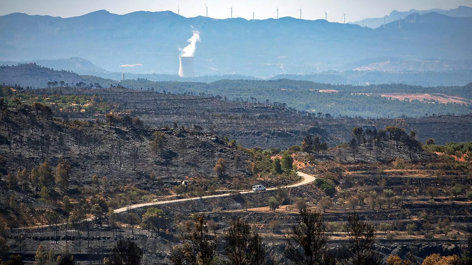 Vista general de l’àrea de la localitat de Maials afectada pel foc.