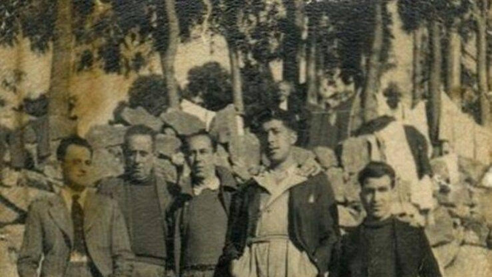 Archival photograph of a group of prisoners from San Simón Island, where thousands of people were tortured and murdered.