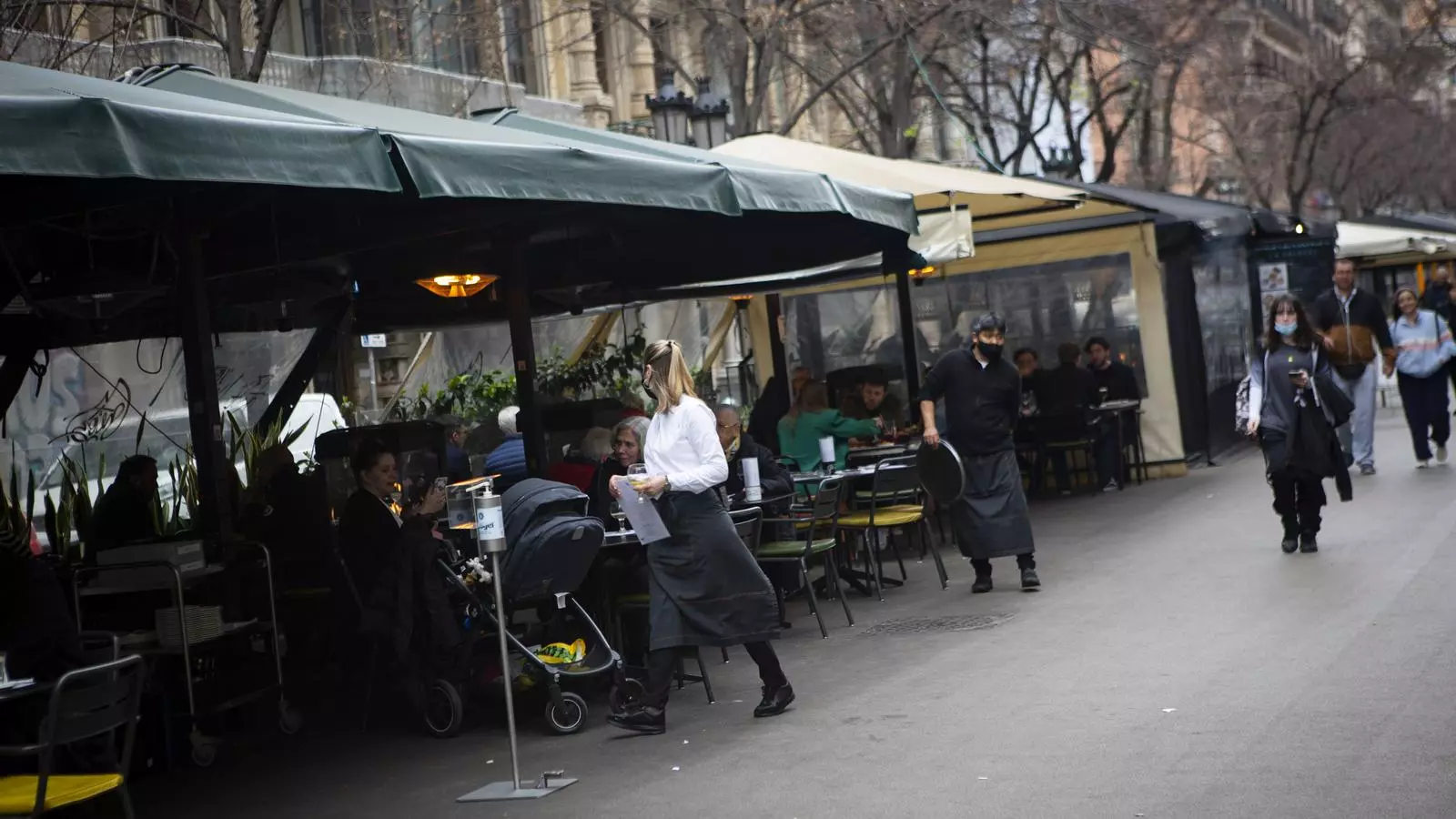 La terrassa d'un bar a rambla Catalunya plena de gom a gom