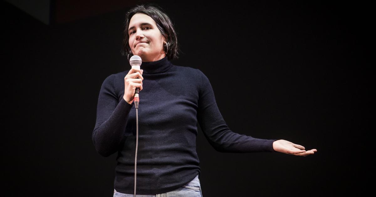 "Com pots construir una vida sense tenir possibilitats de fer un niu on poder fer plans i somniar? Malgrat això, la majoria de joves amb qui parlo tenen força clars els seus objectius vitals"

La contraportada, de Sílvia Soler (@ssolerg)✍️