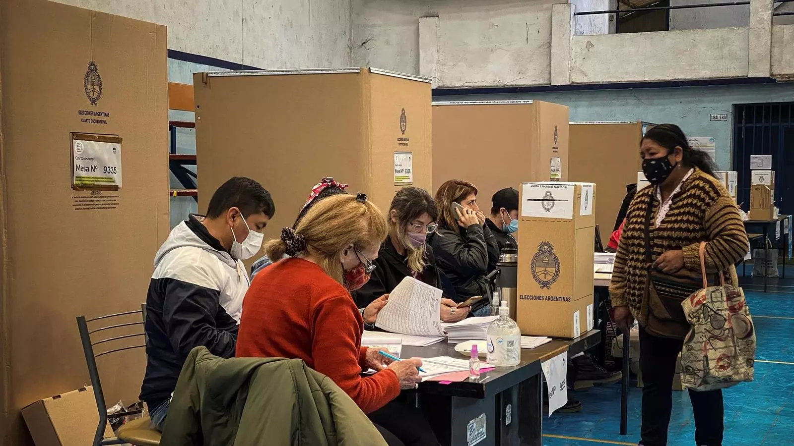 Un col·legi electoral a Buenos Aires, ahir.
