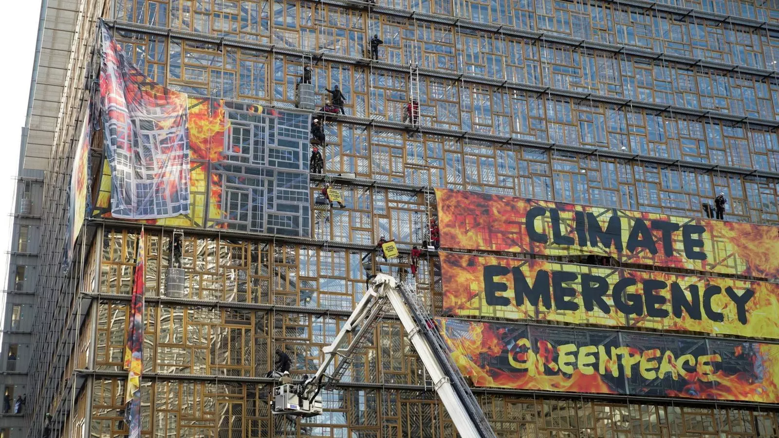 Protesta de Greenpeace a la façana del Consell Europeu on s'han reunit els líders de la UE