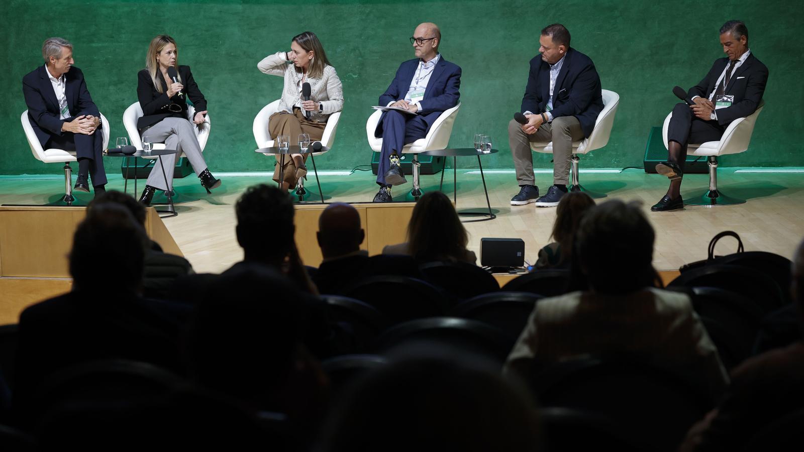 Una mesa redonda de representantes de empresas del sector durante el Congreso Nacional de la Vivienda.