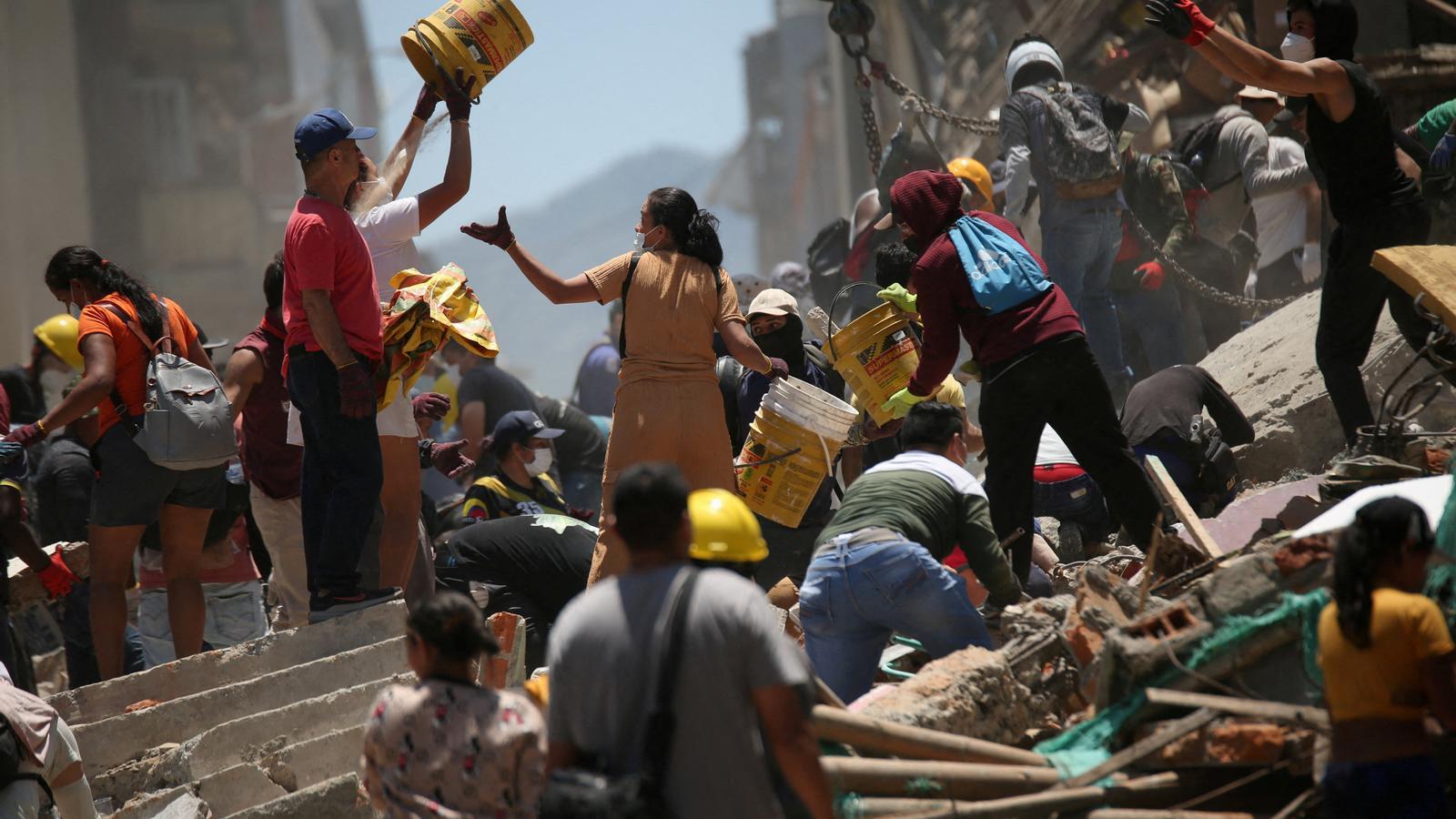 Tens of people are removing rubble with their hands to try to locate possible survivors in Pereira, Colombia.