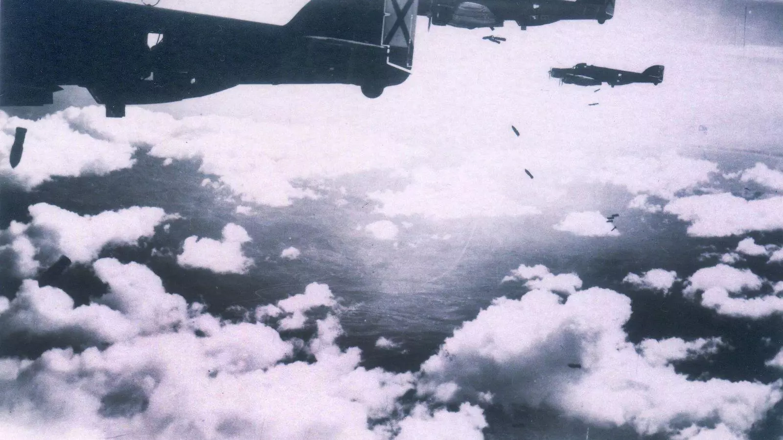 Diversos avions Savoia S-79 durant els bombardejos de la Guerra Civil el 1938 en una imatge de l'Archivo Militare dell'Aeronautica Italiana