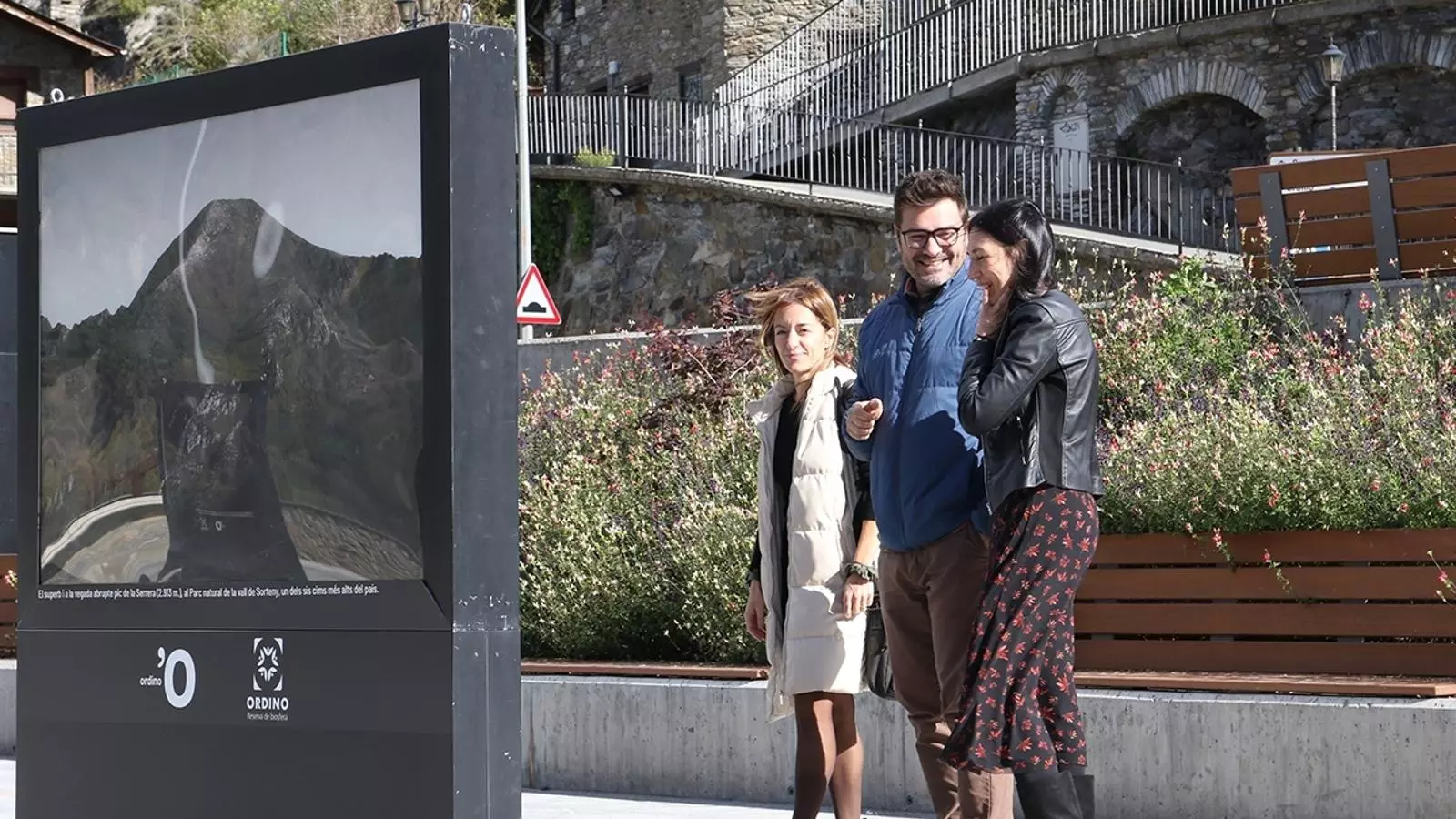 El fotògraf Sergi Pérez i la cònsol menor d'Ordino Eva Choy visitant l'exposició fotogràfica Bi'osfera.